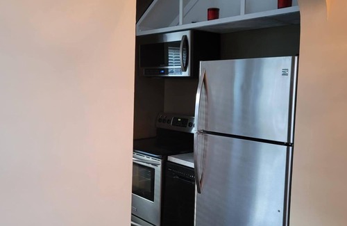 Wilmington House | Spacious 4-bedroom 2 Bath in central Wilmington.nwith Hot Tub.