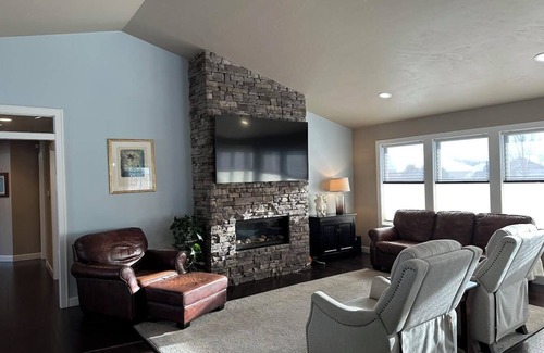 De Pere House | Spacious 4-bedroom, 3.5 bath house, 7 miles from Lambeau, for upcoming NFL draft