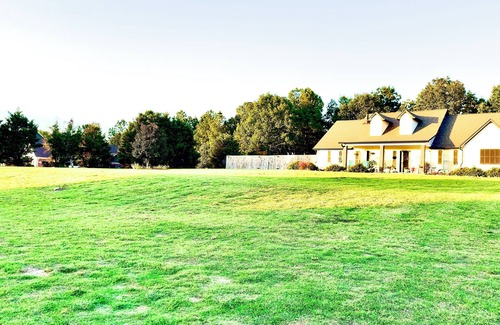 Oxford House | Spacious 4 bedroom 3 bath house only minutes to the Square and campus!