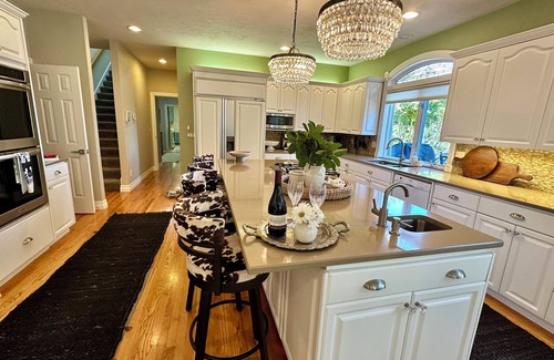Corvallis House | Spacious 4 bedroom, 3 bath home with hot tub and stunning views of Cascade Mt.