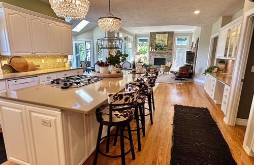 Corvallis House | Spacious 4 bedroom, 3 bath home with hot tub and stunning views of Cascade Mt.