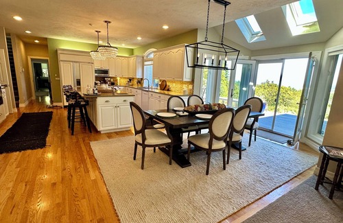 Corvallis House | Spacious 4 bedroom, 3 bath home with hot tub and stunning views of Cascade Mt.