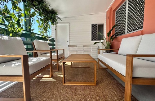Hamilton Apartment | Spacious 4-Bedroom Apartment with AC & WiFi in Hamilton. Centre of Eat St.