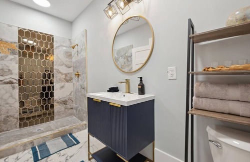 Metropolitan Apartment | Spacious 4-bedroom apartment in charming Savannah with AC, WiFi