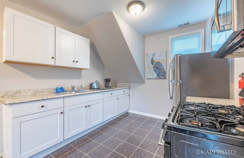 Ducktown Apartment | Spacious 4-bedroom apartment with AC and WiFi in terrific Chicago