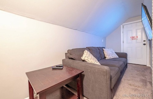 Ducktown Apartment | Spacious 4-bedroom apartment with AC and WiFi in terrific Chicago