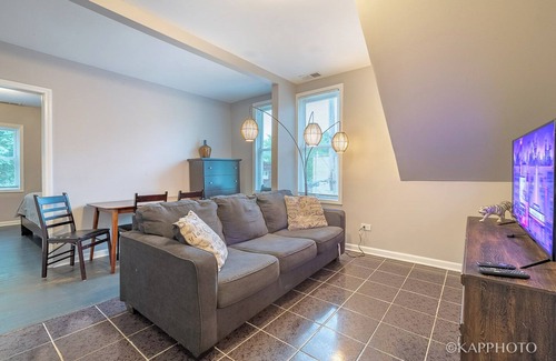 Ducktown Apartment | Spacious 4-bedroom apartment with AC and WiFi in terrific Chicago
