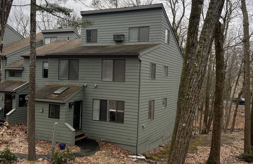 Torrington Condo | Spacious 4-bedroom condo with AC and WiFi in Litchfield County