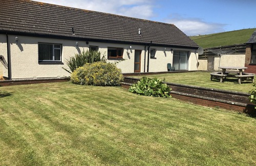 Campbeltown House | Spacious 4 bedroom, private garden, 10 min stroll or 2 min drive to town centre.