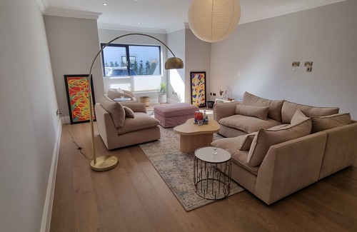 Greystones House | Spacious 4-bedroom house with south facing garden in tranquil Greystones WiFi