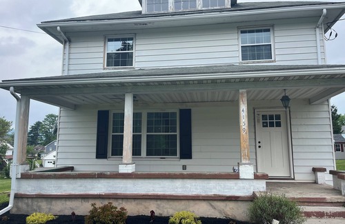 Belleville House | Spacious 4-bedroom house in lovely Belleville with WiFi, AC
