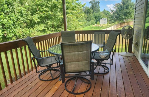 Burlington House | Spacious 4-bedroom house with WiFi and AC in Burlington. On a cul-de-sac.