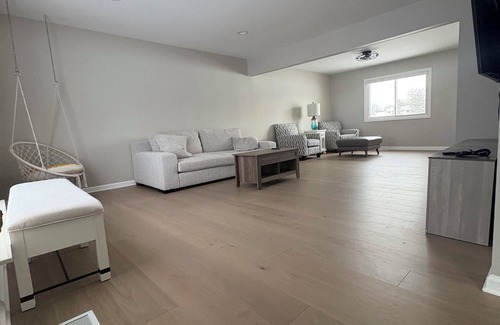 Shelby Township House | Spacious 4-bedroom house in welcoming Shelby Twp on a lake with WiFi, AC