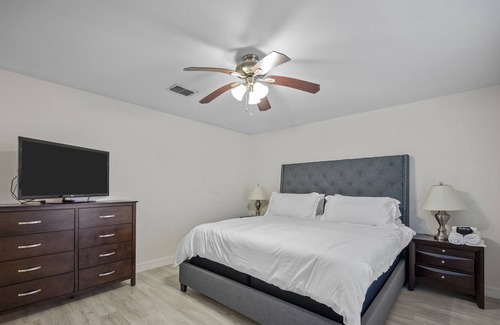 Addicks House | Spacious 4 Bedroom Home | Ideal for Longer Stays