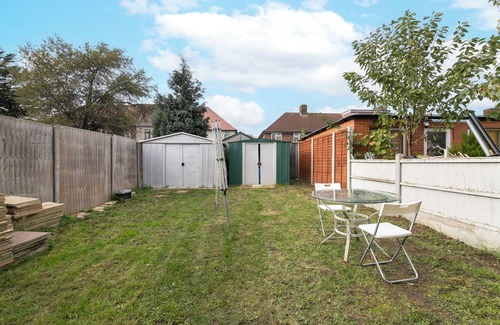 Mayesbrook House | Spacious 4-bedroom house in Dagenham with WiFi, Close to buses, trains, shops