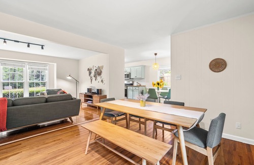 Carrboro House | Spacious 4-bedroom house with Fenced-In backyard near UNC and Chapel Hill