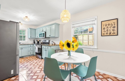 Carrboro House | Spacious 4-bedroom house with Fenced-In backyard near UNC and Chapel Hill