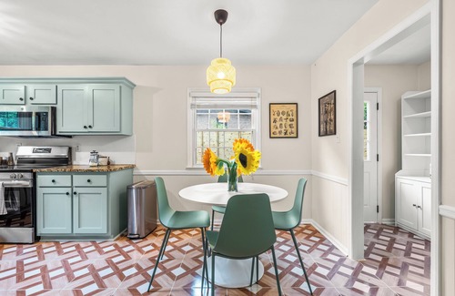Carrboro House | Spacious 4-bedroom house with Fenced-In backyard near UNC and Chapel Hill