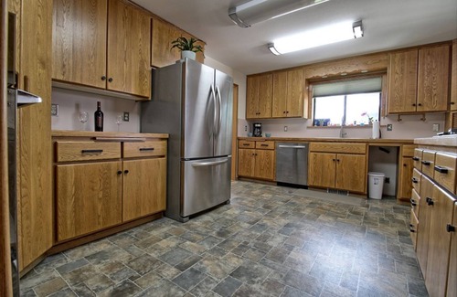 Chewelah House | Spacious 4-bedroom house that sleeps 15- 14 Min to 49 North Mountain Resort