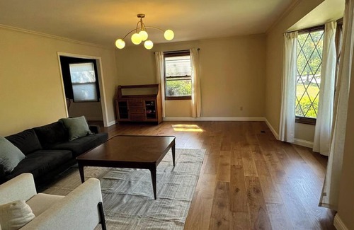 Mount Air House | Spacious 4-bedroom house with WiFi, in Worthington Hills