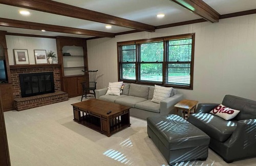 Mount Air House | Spacious 4-bedroom house with WiFi, in Worthington Hills