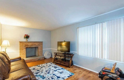 Foxcroft Square House | Spacious 4-bedroom house in peaceful Glenside with WiFi, AC