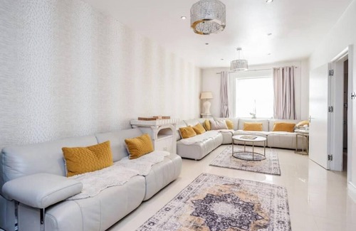 College Park and Old Oak House | Spacious 4 bedroom House with a Private Garden