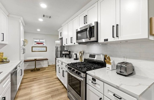 Westbury House | Spacious 4-bedroom house with AC, WiFi, Houston Hideaway 10 min to NRG