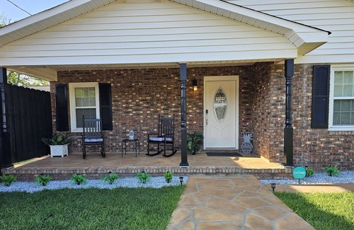 Lumpkin House | Spacious 4-bedroom house in charming Lumpkin with Heat/AC, WiFi, swimming pool