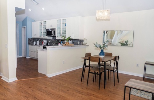 East County Civic Group House | Spacious 4-bedroom house in charming Valrico with WiFi, AC