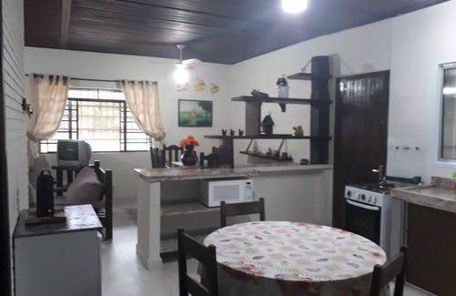 Maranduba House | SPACIOUS 4 BEDROOM HOUSE UP TO 14 PEOPLE/6 PARKING SPACES/150M FROM MARANDUBA BEACH WIFI