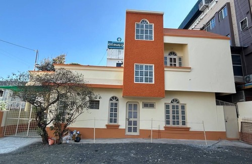 Ujjain House | Spacious 4 Bedroom House with parking in heart of city