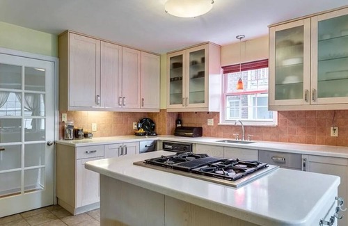Euclid House | Spacious 4-bedroom house with WiFi and AC in peaceful Euclid