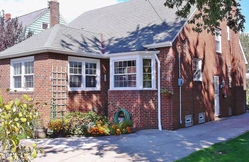 Euclid House | Spacious 4-bedroom house with WiFi and AC in peaceful Euclid
