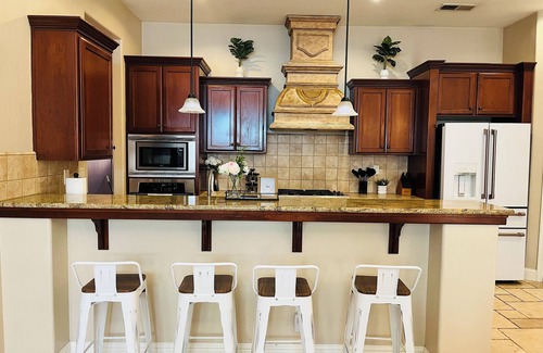 Fresno House | Spacious 4-bedroom house with pool and spa in north Fresno