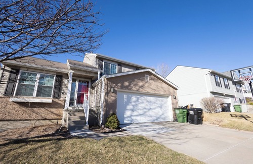 Chalco House | Spacious 4 bedroom house with AC, WiFi in, 2 living rooms, fenced, 2 car garage.