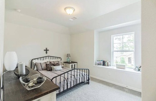 Willis House | Spacious 4-bedroom house in charming Woodlands Hills, close to Lake Conroe