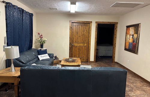 Willis House | Spacious 4-bedroom house in a quiet countryside setting with WiFi, AC