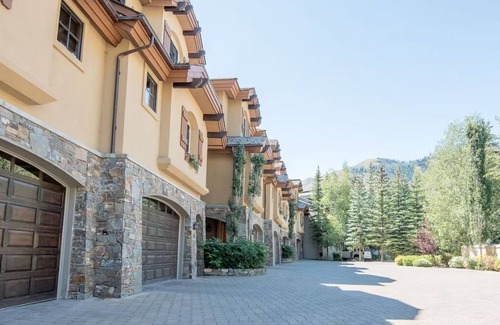 Warm Springs House | Spacious 4-bedroom luxury home in Ketchum, with easy access to Sun Valley.