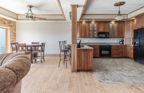 Hammond House | Spacious 4-bedroom overlooking Singer Castle including boat slip on the river