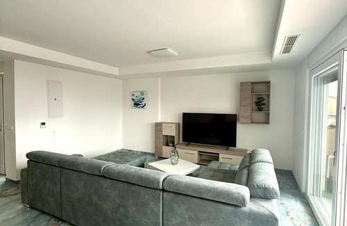 Mali Maj Apartment | Spacious 4-Bedroom Seafront Villa , with WiFi, AC & Breathtaking View