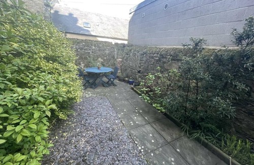 Cupar House | Spacious 4 bedroom townhouse with traditional features and private courtyard