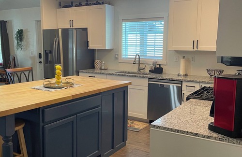 Bloomington House | Spacious 4-bedroom house at base of Bloomington Canyon with WiFi, Portable AC