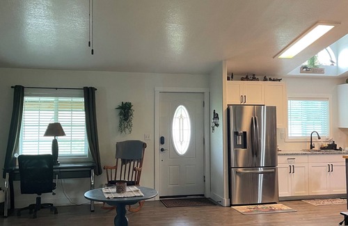 Bloomington House | Spacious 4-bedroom house at base of Bloomington Canyon with WiFi, Portable AC