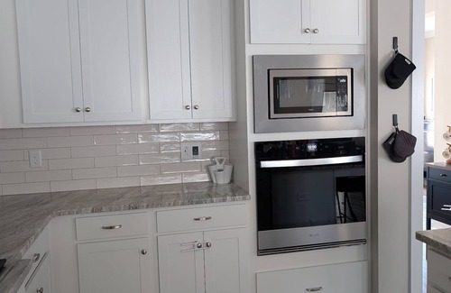 Langley House | Spacious 4-bedroom house with WiFi and AC 20 minutes from the masters!