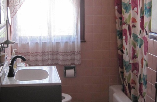 Syracuse House | Spacious 4-bedroom with WiFi Centrally Located in Syracuse Close to Everything