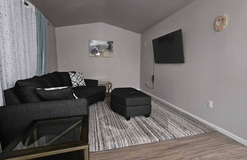 Fargo House | Spacious 4-bedroom with WiFi and AC in brilliant Fargo, great for eleven peoplen