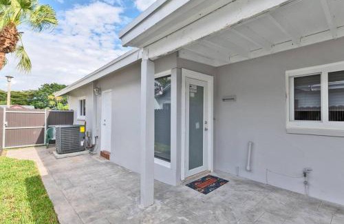 Miramar House | Spacious 4 bedrooms, 2 bathroom house with pool