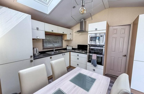 Hopton Cabin | Spacious 4 berth lodge with Wi-Fi & decking at Broadland Sands ref 20055SV