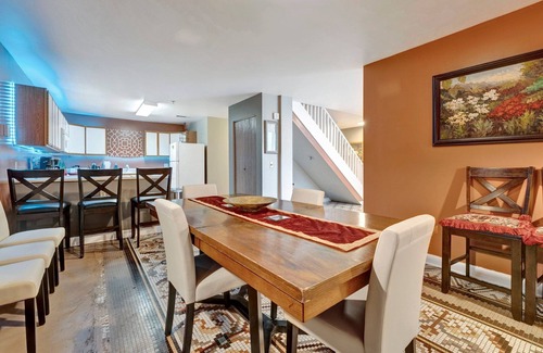 Downtown Memphis Apartment | Spacious 4-BR Apt, Fast WiFi in Downtown Memphis. Walk to Convention Center.